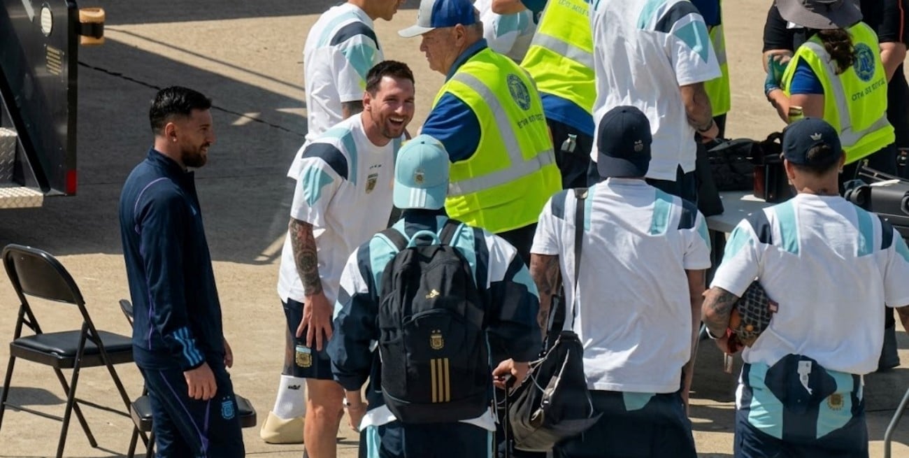 Messi no pudo contener la risa cuando abrieron la valija del Cuti Romero y había un objeto inesperado