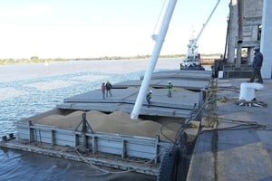 Este embarque, con soja de cooperativas locales, subraya el compromiso del puerto con el desarrollo económico y el empleo en Santa Fe.