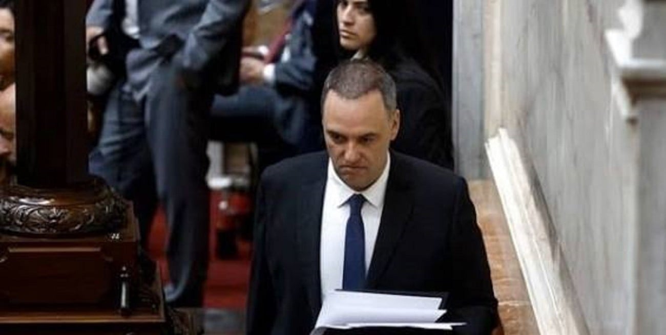 La Justicia prohibió a Manuel Adorni salir del país sin autorización 