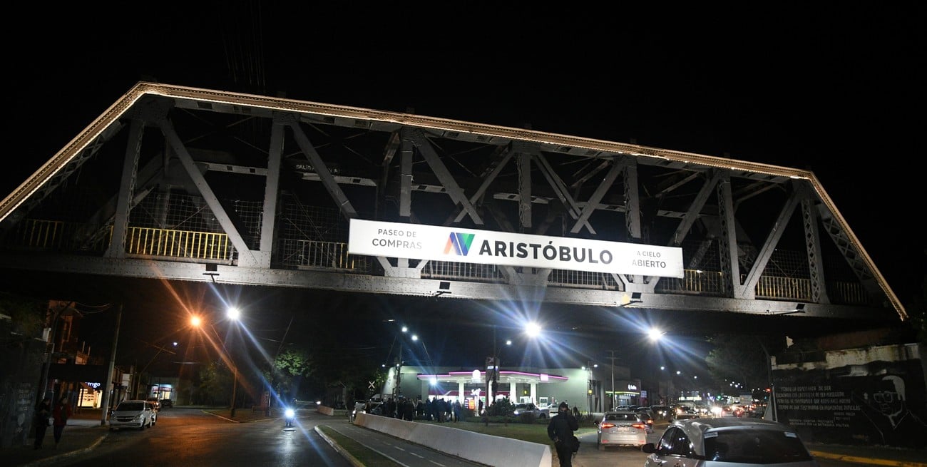Se inauguró la nueva iluminación del Puente Negro en avenida Aristóbulo del Valle