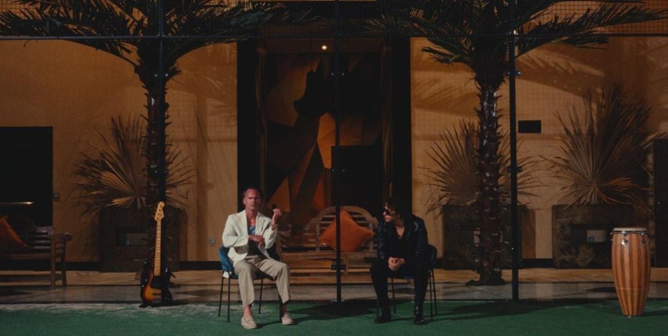 The Strokes revela el videoclip de "Going Shopping" protagonizado por Walton Goggins