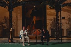 Goggins y el cantante Julian Casablancas, en un pasaje del clip. Foto: Gentileza RCA Records