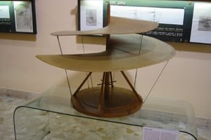 El "tornillo aéreo" (o hélice), ideado por Leonardo da Vinci hacia 1486, artefacto considerado el antecesor del helicóptero moderno. Reconstrucción o réplica perfecta, que respeta hasta el último detalle del diseño original del multifacético maestro.