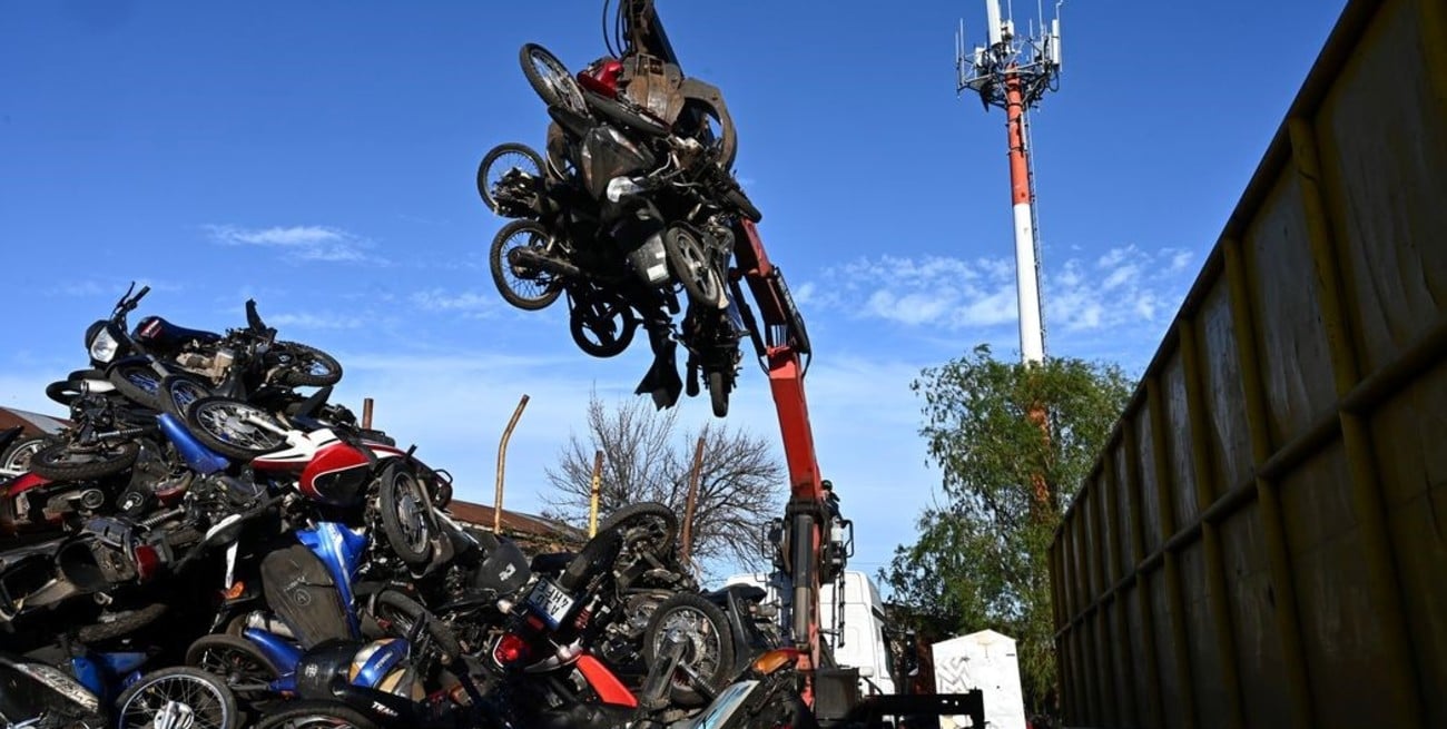 Por las peligrosas fugas de fluidos contaminantes, harán otra "urgente" compactación de vehículos
