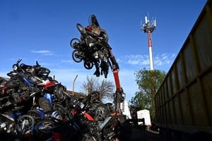 Un enorme brazo mecánico alza motos que serán reducidas. Foto: Archivo Flavio Raina