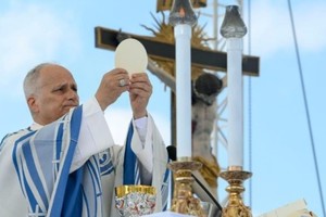 León XIV celebró la misa central de su visita pastoral en el Campo Deportivo Arena de Lampedusa. Foto: Vatican Media.