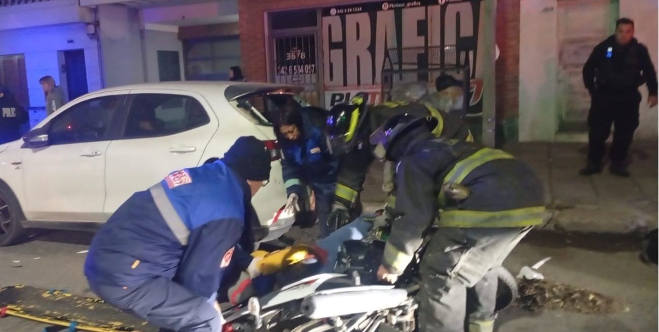 Un motociclista chocó contra dos autos estacionados en avenida Facundo Zuviría