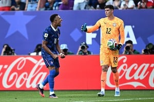 Orlando Gill explicó el cruce que protagonizó con Kylian Mbappé tras el final del partido. Foto: Reuters