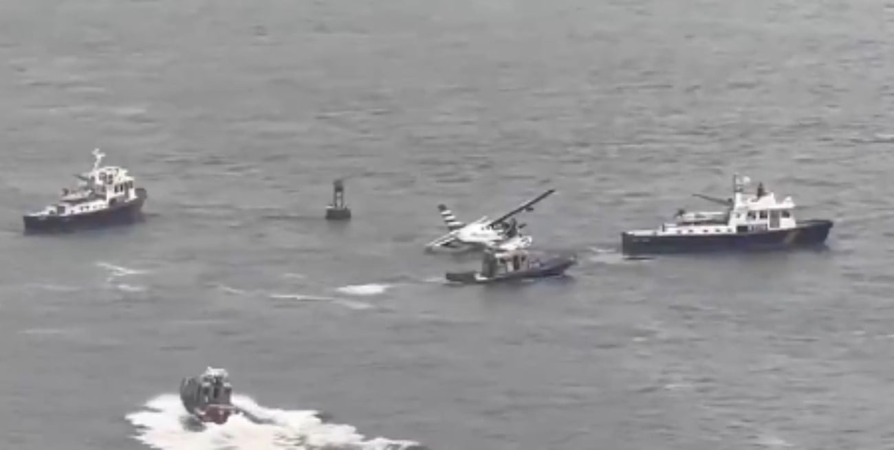 Nueva York: una avioneta cayó al East River tras un aterrizaje de emergencia