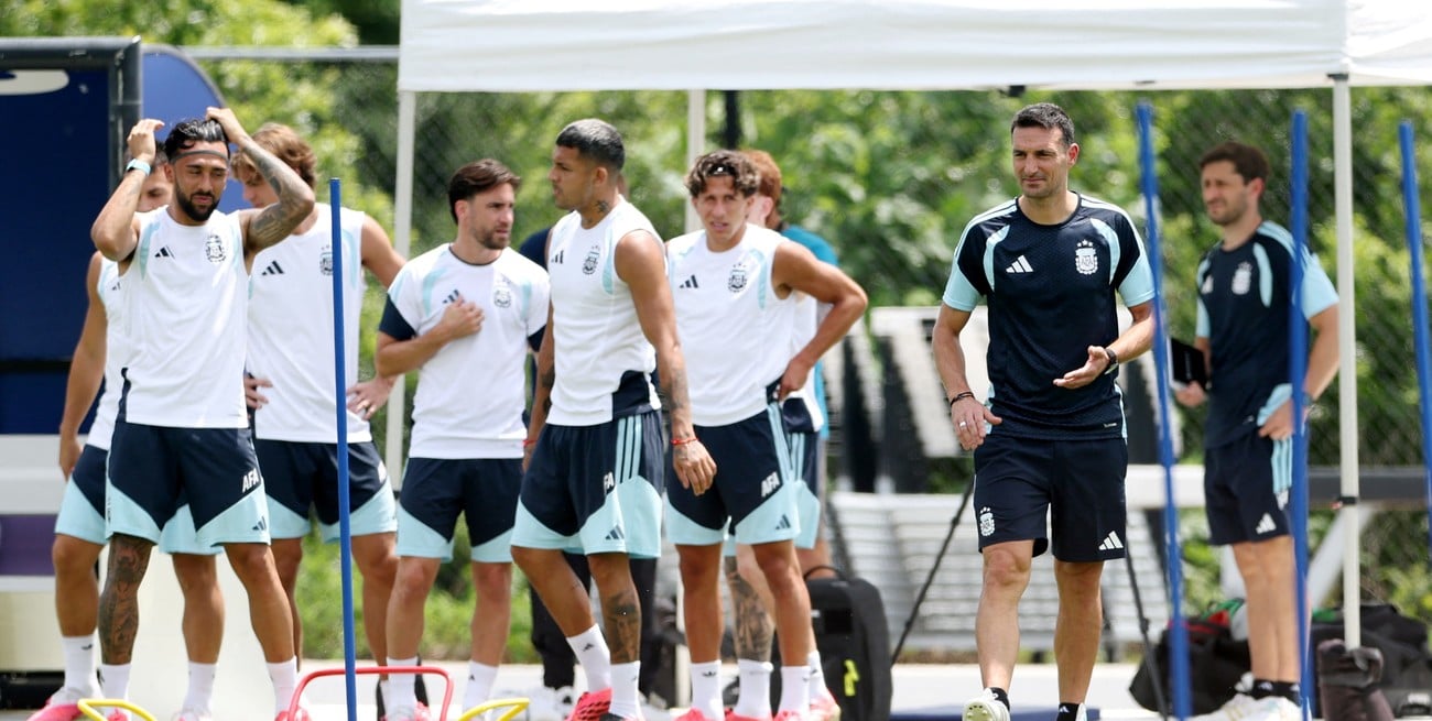 Scaloni, a pura charla con Messi en la última práctica de Argentina antes de Egipto