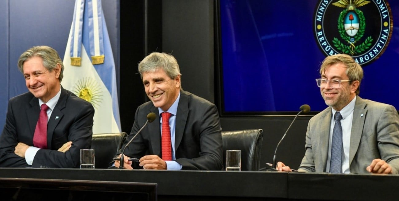 Esquivar Wall Street para pagar menos interés y desalentar pulsiones "dolarizadoras" hacia un 2027 con presidenciales
 

