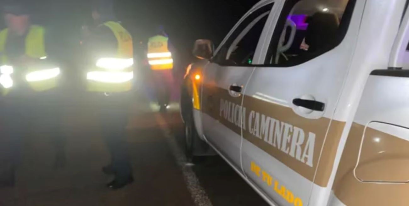 Un auto cayó de un puente tras chocar con una camioneta de argentinos en Uruguay: murieron un hombre y un niño