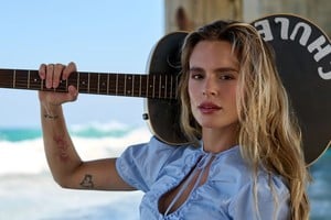 “A mis 27 años me encontré replanteándome muchos aspectos de mi vida. Empecé a abrazar la adultez, a construir mi propia identidad y a romper conceptos”, afirma la artista. Foto: Gentileza Chule Productions