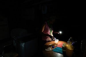 Una mujer se sirve agua en su casa mientras la red eléctrica nacional de Cuba colapsaba al mediodía, dejando a unos 10 millones de personas sin electricidad. REUTERS/Norlys Perez