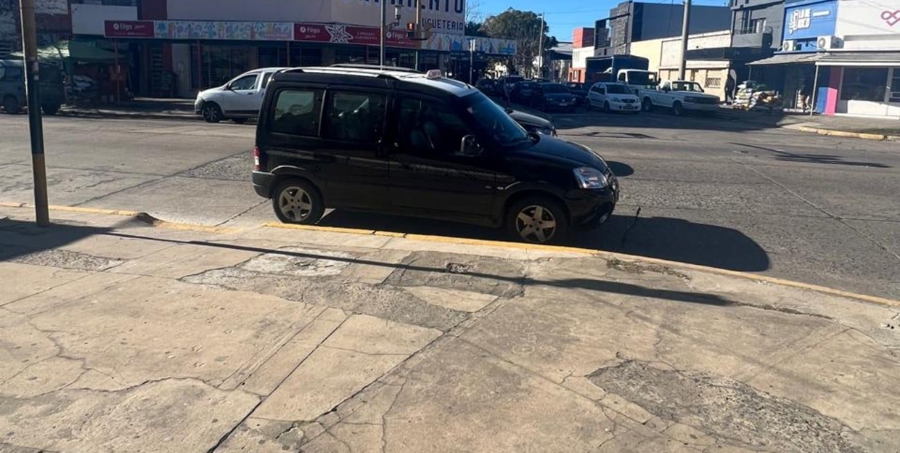 Estacioná donde quieras: bloqueó la rampa para personas con discapacidad en Regis Martínez esquina General Paz