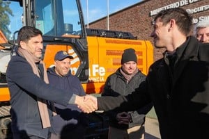 La Provincia incorporó nueva maquinaria para reforzar la limpieza de canales y prevenir anegamientos.