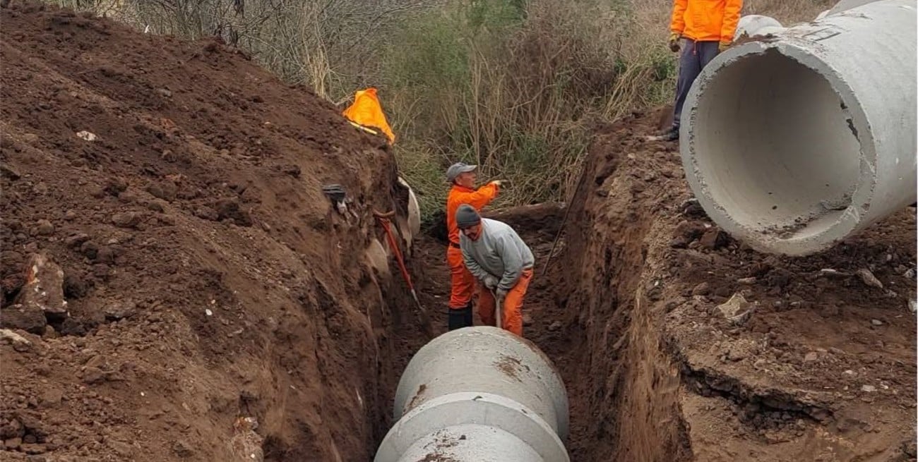 Sunchales: ejecutan obras para optimizar el drenaje en la zona rural y modernizar la red cloacal