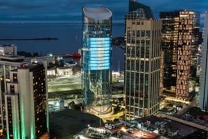 La bandera argentina más grande vuelve a la Torre Macro