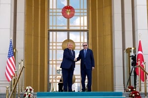 Donald Trump junto al anfitrión Recep Tayyip Erdogan en Ankara, Turquía. Crédito: Emrah Gurel/REUTERS