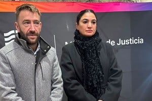 Rolando Galfrascoli y Eva Cainelli dieron detalles de los allanamientos. Foto: Gentileza