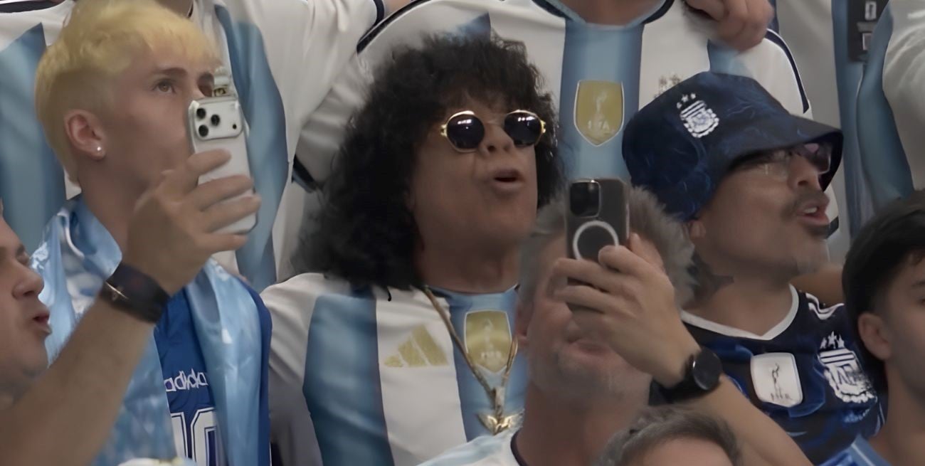Furor por la presencia de "La Mona" Jiménez en el partido de Argentina ante Egipto