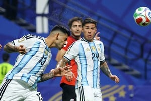 Cuti inició la remontada con un gran cabezazo.
