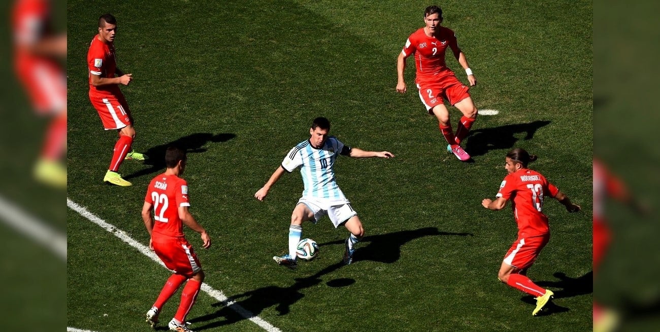 Los dos suizos que vuelven a cruzarse con Messi, 12 años después del Mundial de Brasil