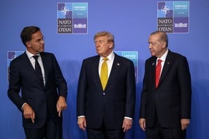 El presidente turco, Tayyip Erdogan, y el secretario general de la OTAN, Mark Rutte, reciben al presidente estadounidense, Donald Trump Créditos:  REUTERS/Stoyan Nenov