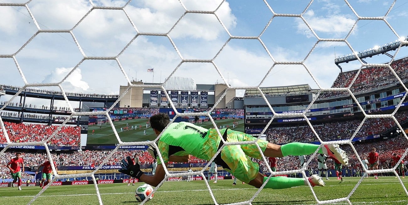 Bono se vistió de héroe: le atajó un penal clave a Mbappé