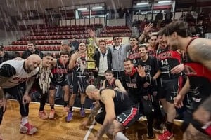 Una foto que ya comienza a ser una costumbre. Cuarto título consecutivo para Olimpia en la Asociación Venadense.