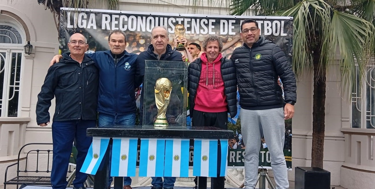 La réplica de la Copa del Mundo unió a Reconquista y Vera en una verdadera fiesta del fútbol