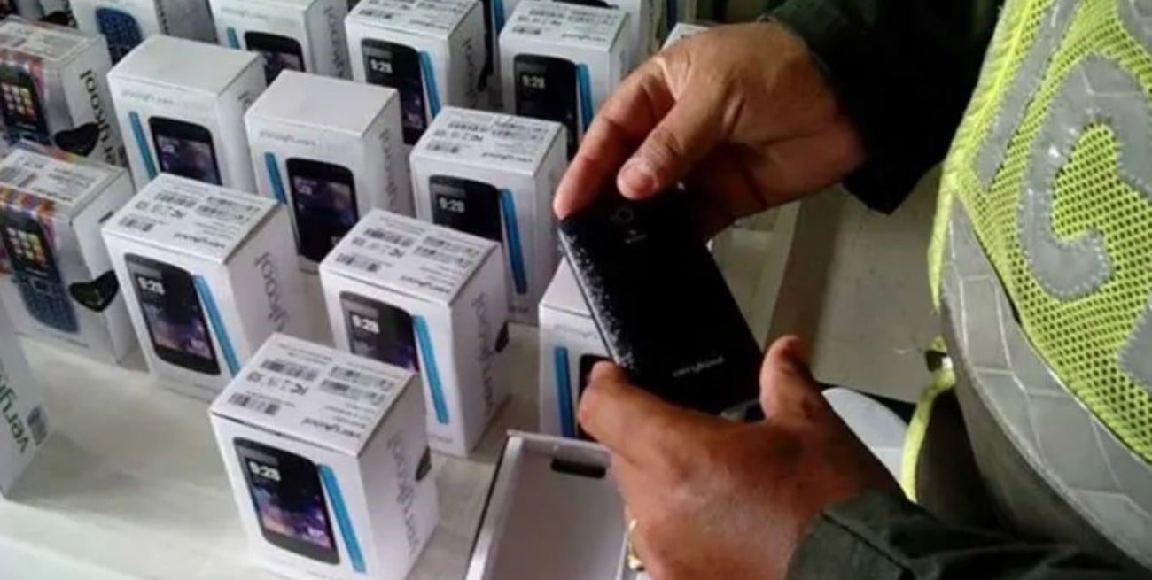 Los celulares y cigarrillos lideran la lista de artículos de contrabando en Argentina