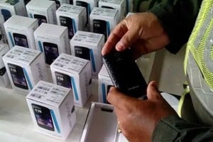 Según las estadísticas, el contrabando trae uno de cada tres celulares al país.