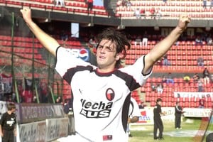 César Andrés Carignano y uno de los tantos goles gritados con la camiseta de Colón. Comparó a Yakin, el técnico de Suiza, con el Flaco Morant en sus tiempos de jugador. "Parecía que no llegaba, pero siempre llegaba. Era tiempista", dijo, al margen de elogiarlo como ser humano.