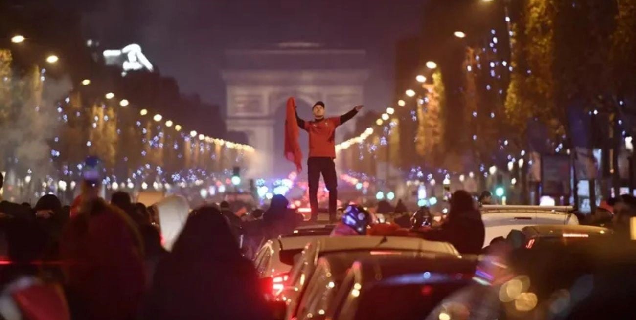 Tensión en París: festejos, disturbios y enfrentamientos tras la clasificación de Francia a semifinales