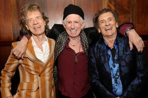 Mick Jagger, Keith Richards y Ronnie Wood mantienen en alto el estandarte stone. Foto: Gentileza Kevin Mazur / Universal Music Group