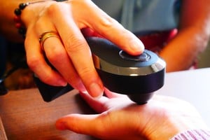 Se expanden las prácticas que prometen diagnósticos rápidos mediante aparatología sin validación científica. Foto ilustrativa (de web)