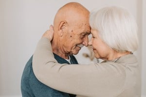 Las personas que cultivaron relaciones cercanas, estables y de buena calidad fueron las que mostraron mayores niveles de bienestar