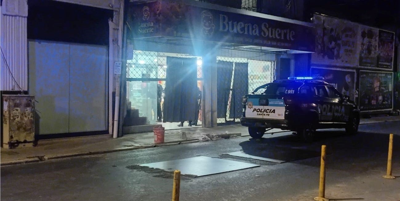 Un hombre entró a un comercio filmando con su celular, disparó contra una adolescente y escapó