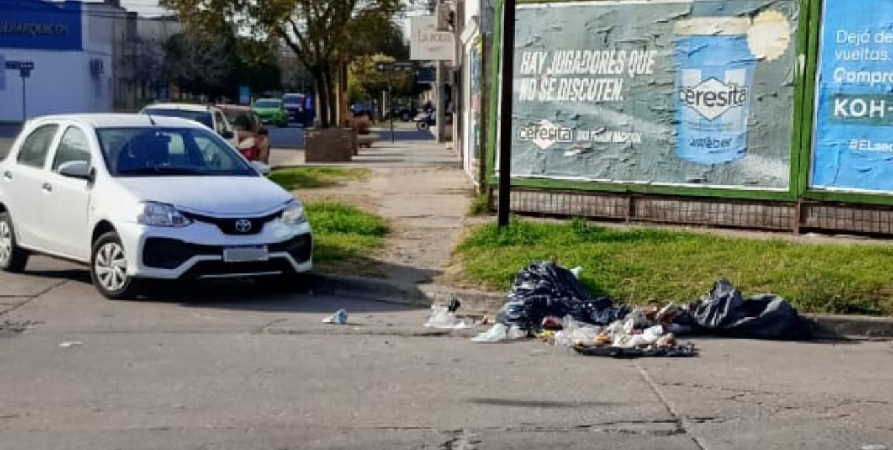 Vecinos denuncian basura y autos mal estacionados en la esquina de Pedro Ferré y 4 de Enero
