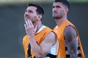 Lionel Messi y Rodrigo De Paul en el último entrenamiento de la selección, previo al encuentro de esta noche en Kansas. Foto: Reuters