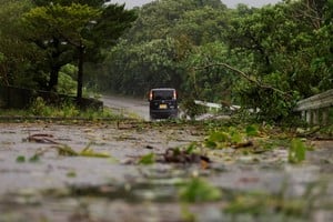 El tifón Bavi avanza con fuertes ráfagas sobre el este de Asia.