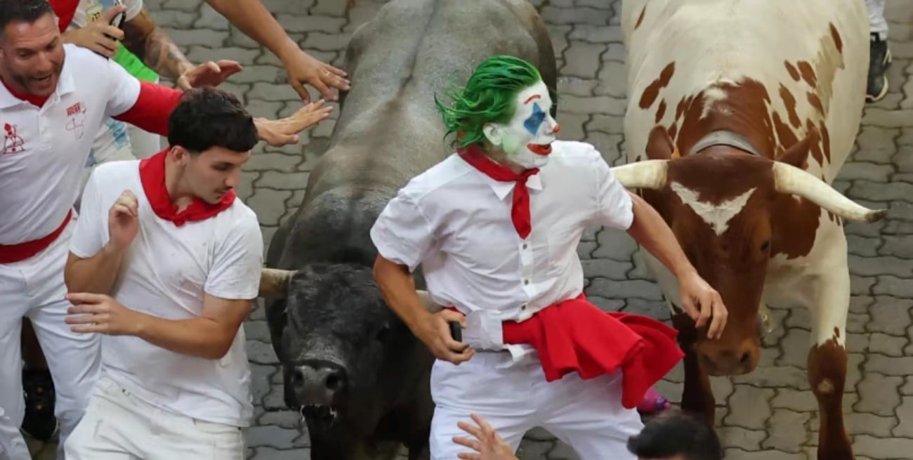 El “Joker” fue multado por usar el celular y tocar un toro durante una carrera en España