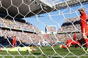 El arquero Benaglio, de Suiza, en el piso y el delirio instalado en el Arena Corinthians de San Pablo. Fue el gol de Di María que nos dio el pasaje a cuartos en un durísimo partido en el Mundial de Brasil. Foto: Reuters