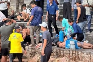 Las personas rescatadas del volcamiento de un navío con turistas de India fueron socorridas por otras lanchas turísticas que se encintraban cerca. Foto: Gentileza