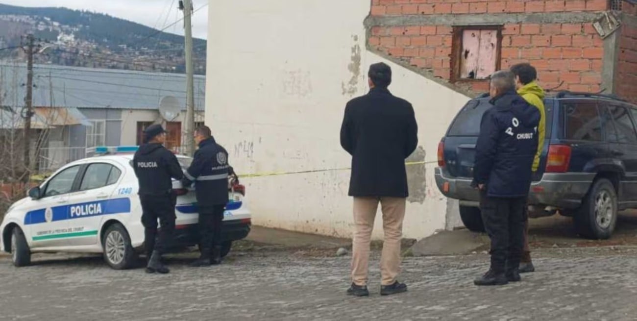 Asesinaron a un hombre de una puñalada en el cuello en Esquel: detuvieron a su pareja
