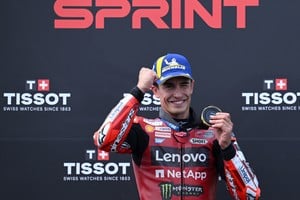 MotoGP - Gran Premio de Alemania – Sachsenring, Hohenstein-Ernstthal (Alemania) Marc Márquez festeja tras ganar la carrera Sprint. REUTERS/Annegret Hilse