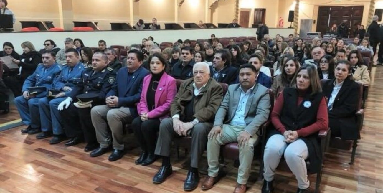 Con un acto en el Cine Teatro Español, Vera celebró un nuevo aniversario de la Independencia