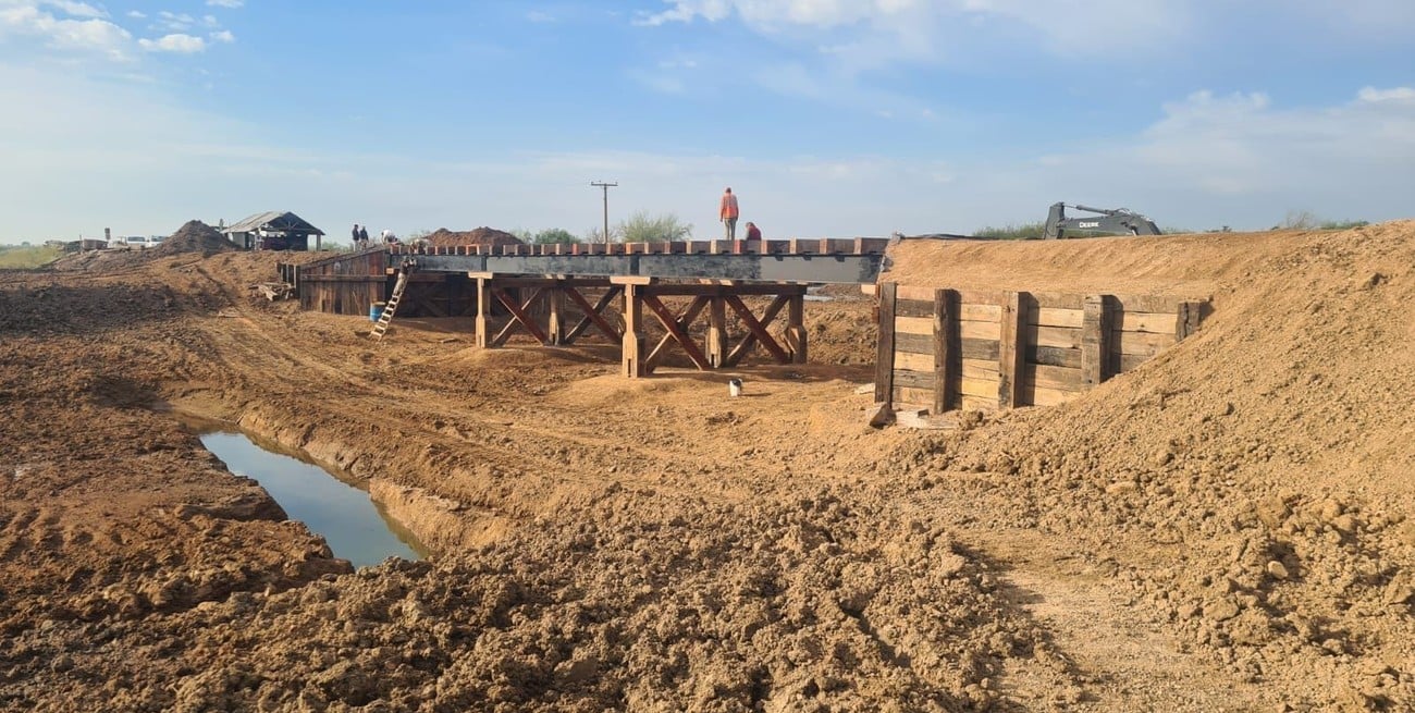 Mejoran la estructura principal de un puente centenario en La Pelada