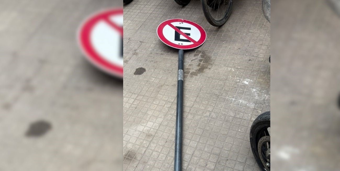 Detuvieron a una mujer acusada de robar un cartel de señalización vial